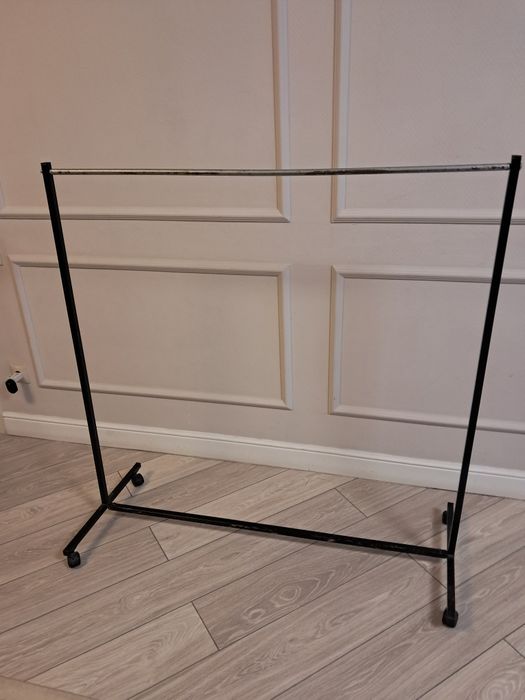 Напольная вешалка для одежды.