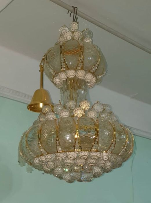 Огромная люстра хрусталь