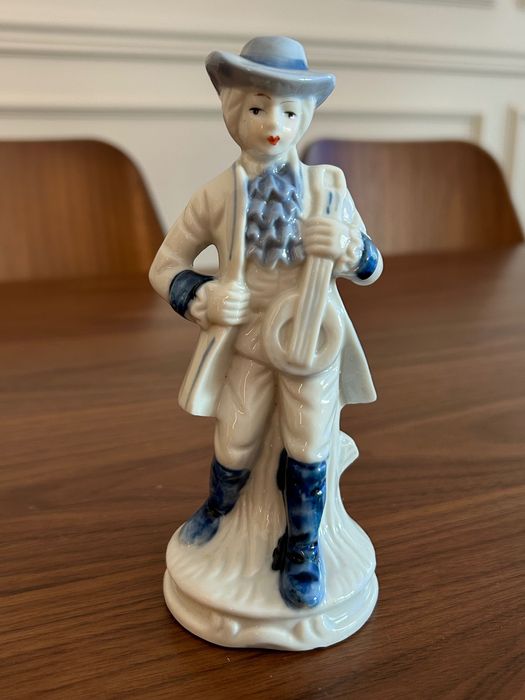 Порцеланова статуетка