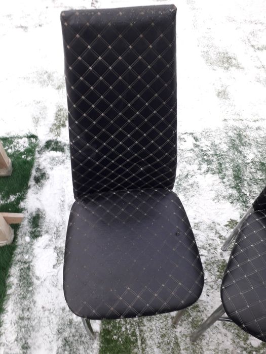 Строительные леса и стулья.