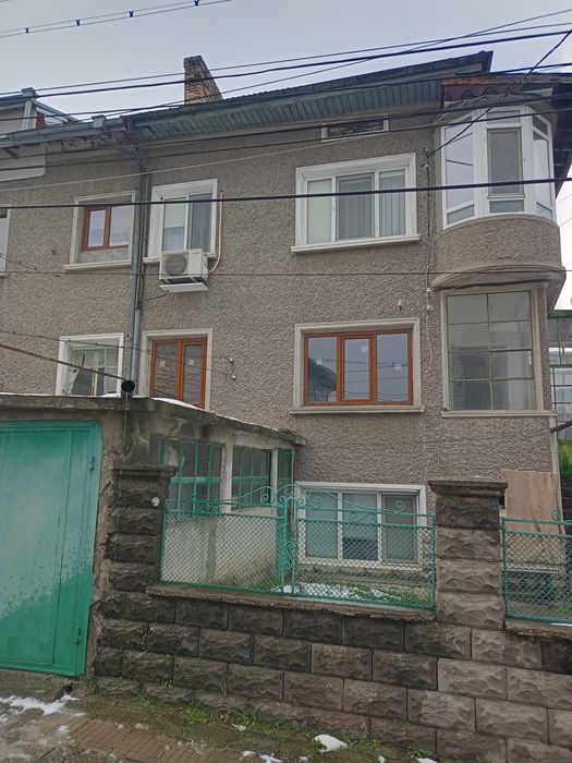 Продавам етаж от къща до басейна с гараж  136000 €.