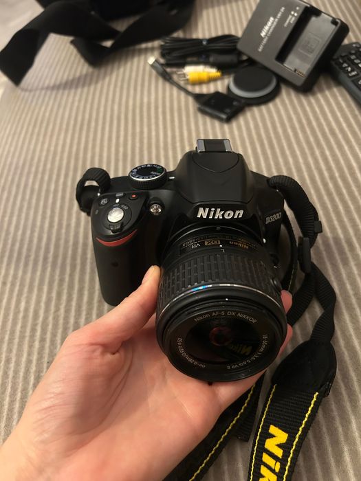 Aparat foto DSLR Nikon D3200 + Obiectiv AF-S 18-55mm VR II - Pachet complet
