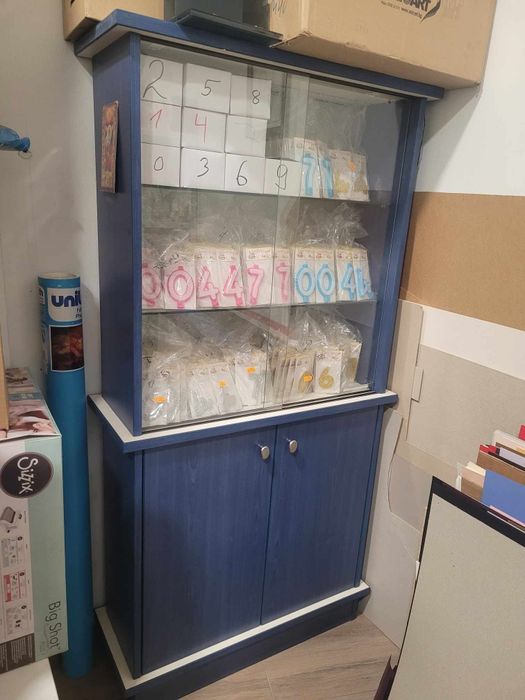 Продавам син шкаф със стъклена витрина