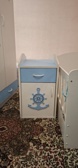 Детская кровать с тумбочкой.