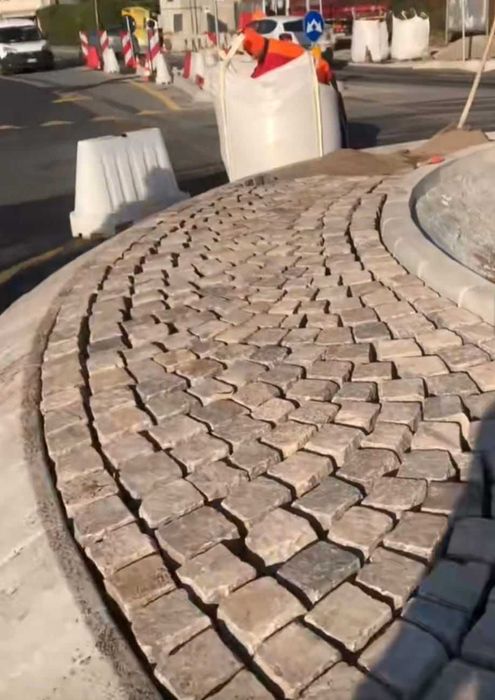 Piatră cubică naturală și montaj | Amenajări curți