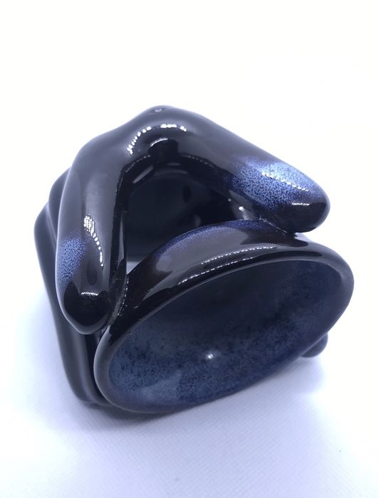 Подсвечник в виде руки.