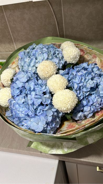 Букет свежих и красивых цветов .