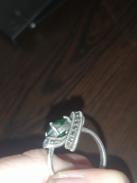 Сребърен пръстен с зелен диамант