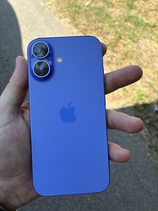 Iphone 16 blue.