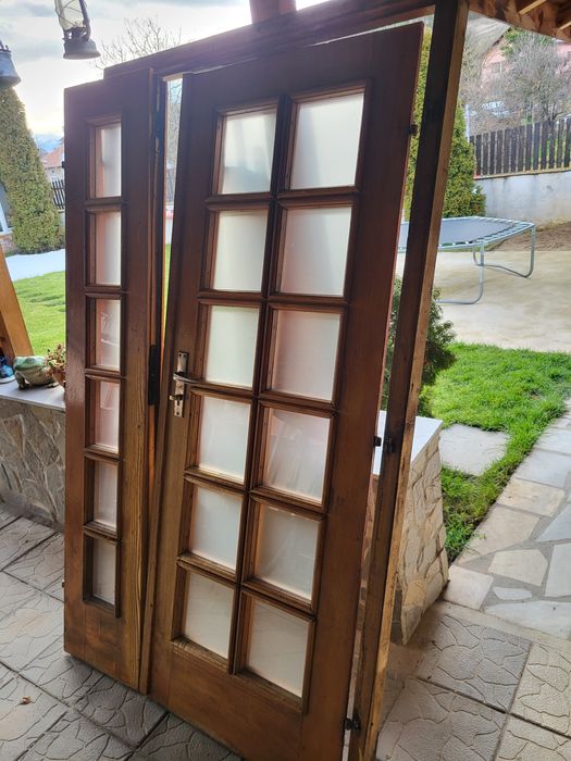 Продавам дървени касетирани врати