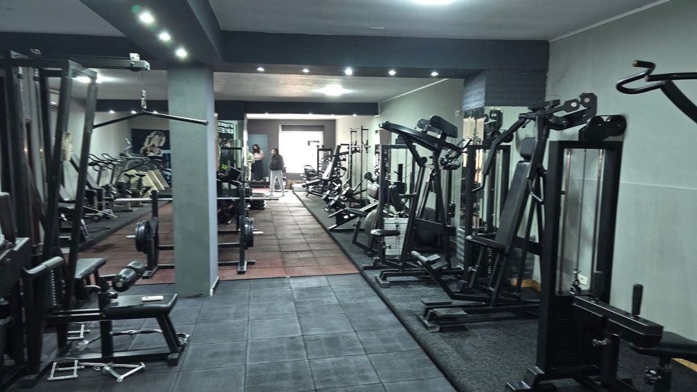 Sala de fitness completa