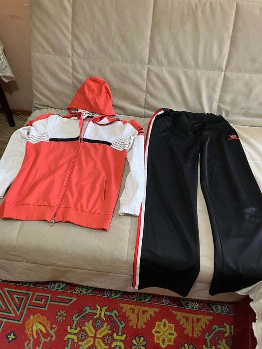 Костюм спортивный,стильный и качественный.