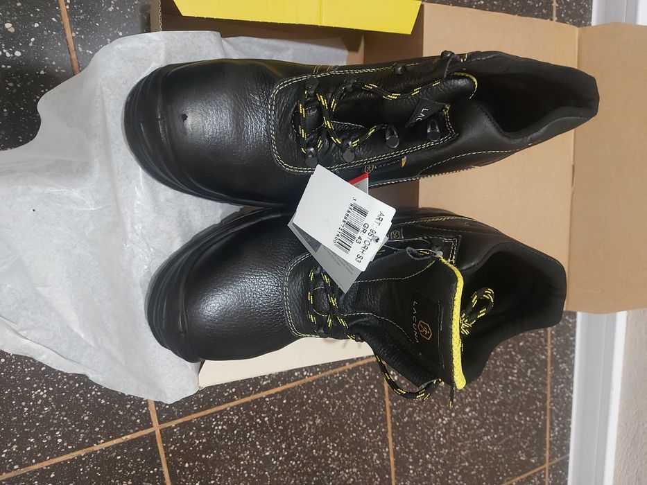 Чисто нови работни обувки