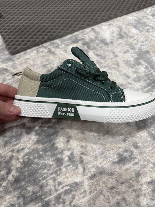 Продам новые кроссовки