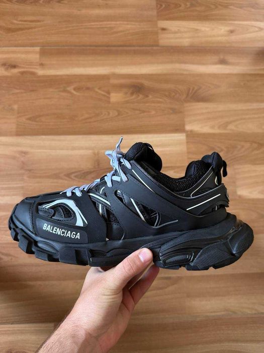 Sneakers Balenciaga cu eticheta (nu Nike, Gucci, Adidas, Balenciaga)