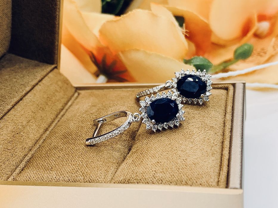 Изящные золотые серьги с бриллиантами и Сапфирами