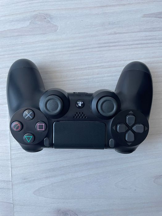 PlayStation Pro 4 + едн джойстик и подарък игра Grand Theft Auto 5