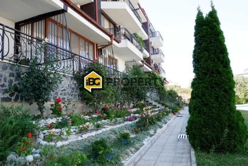 Тристаен обзаведен