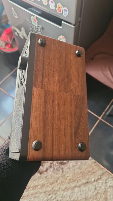 Radio retro nou, cu telecomandă.