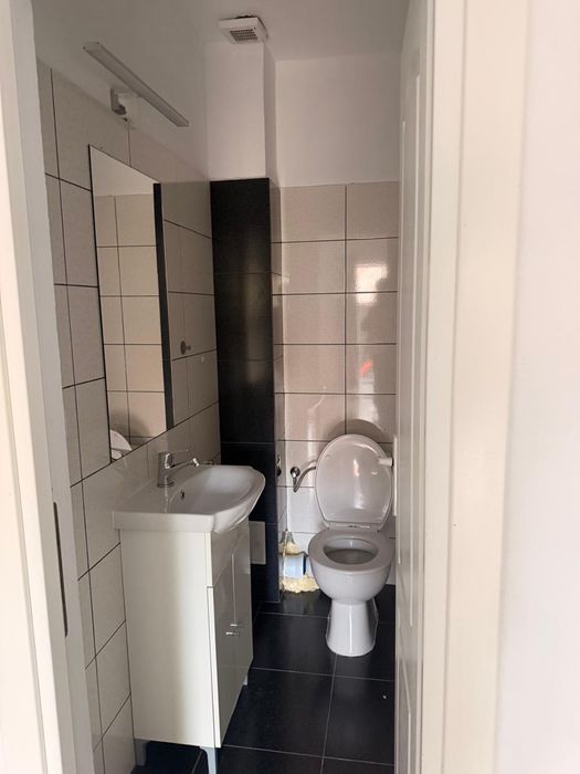 Apartament cu 3 camere decomandate, luminos, cu curte, centrala proprie si aer conditionat, la 15 min de UVVG