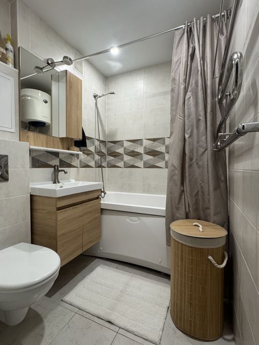 Продам квартиру трехкомнатную