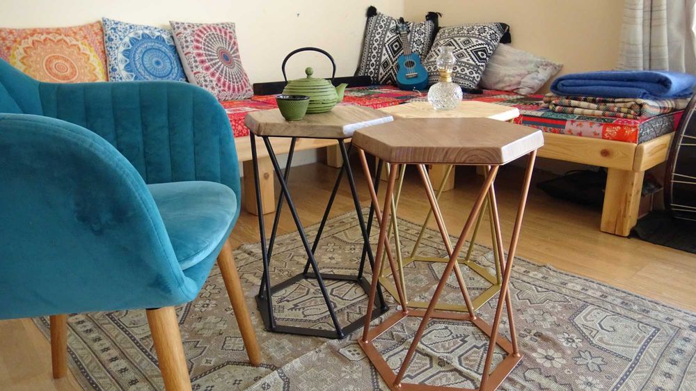 Ръчно изработена помощна маса – шестоъгълна, дърво и метал