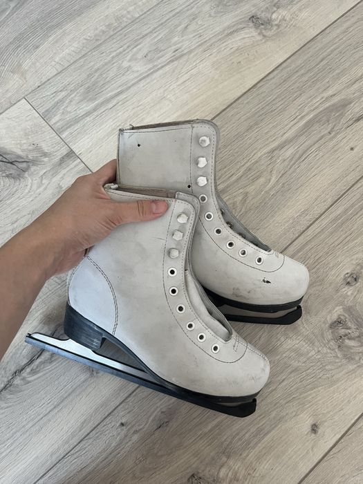 Коньки белые 36 и 38 размер