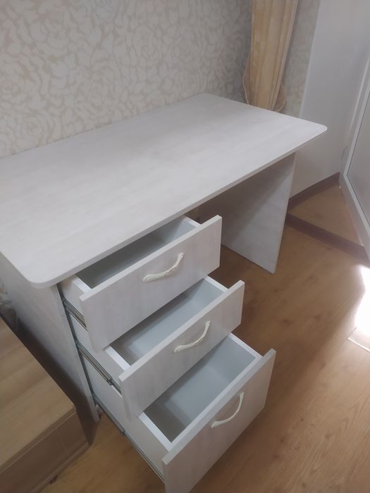 Продаем новые столы книжки