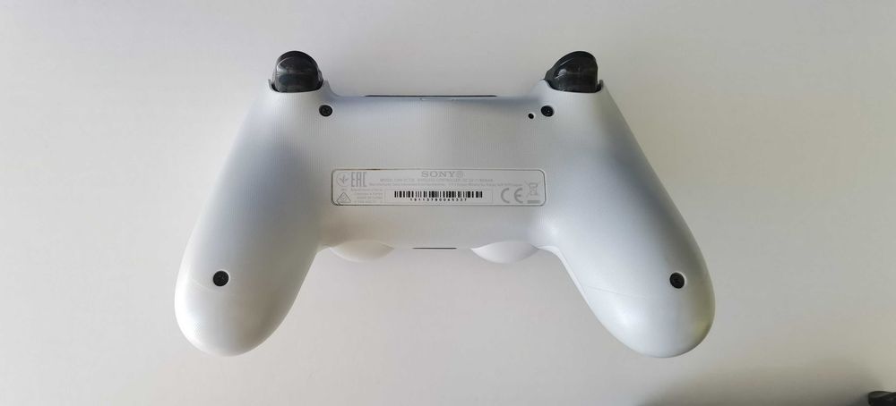 Конзола PS4 Pro с два оригинални джойстика