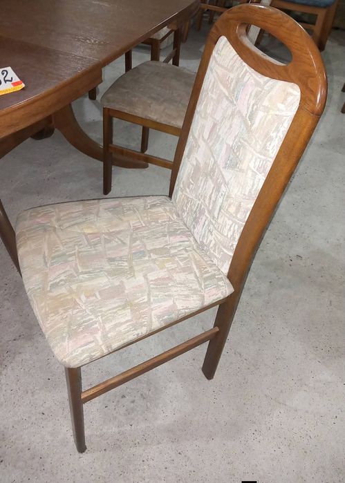 Комплект масивна разтегателна маса с 6 стола.
Внос.

Размери- 100/135/