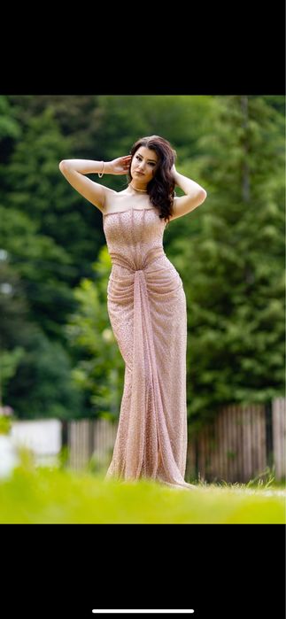 Бална рокля с уникалем цвят в добро състояние.