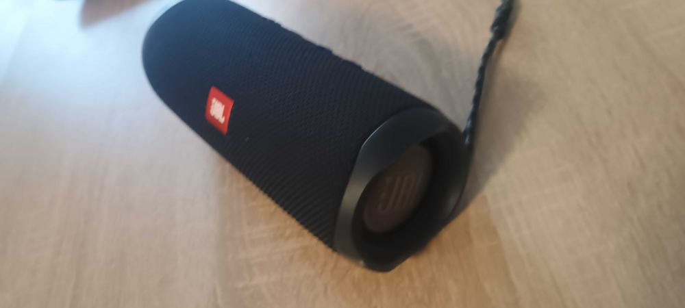 Продавам  колонка jbl Flip 5