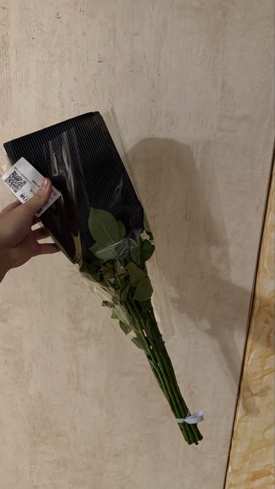 Свежие белые розы в упаковке