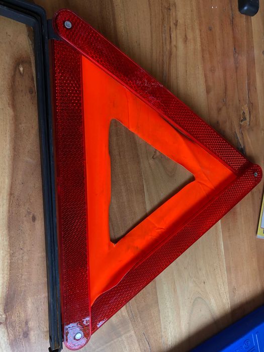 Авариен триъгълник BMW