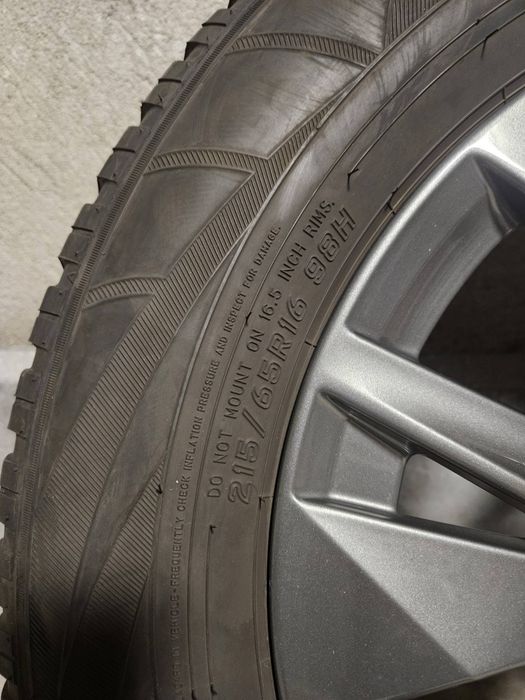 Зимни гуми с оригинални джанти за Пежо 4бр 215/65/16R