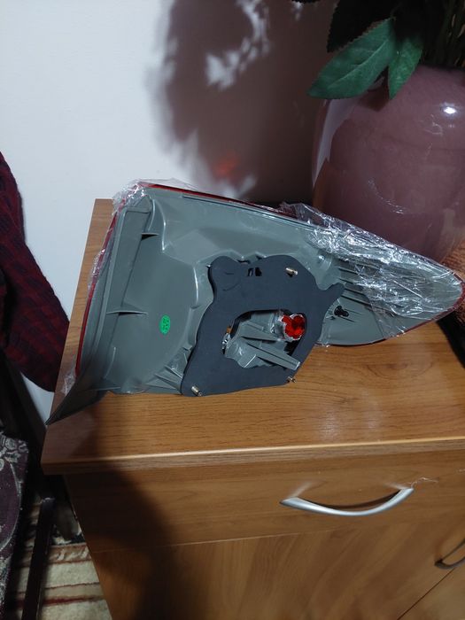 Продаётся  фара от тайота королла.