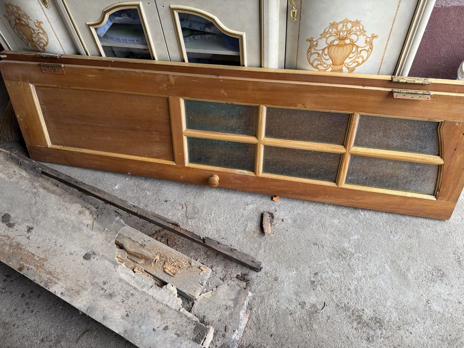 Двери деревянные в хорошем состоянии.