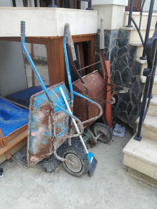 Ръчна количка с една гума, лека и маневрена.