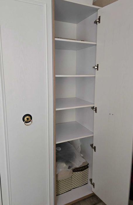 Продается спальный шкаф с комодом