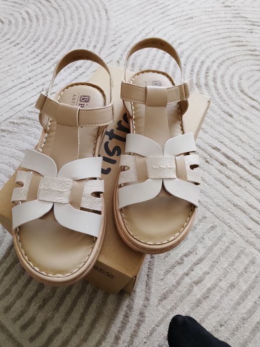 Продам новые босоножки