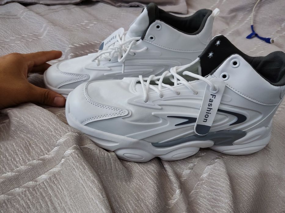 Продам кросовки белые новые 44 размер