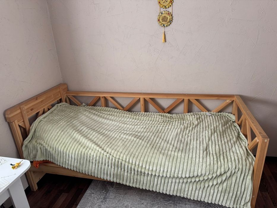 Продам диван.  Кровать.