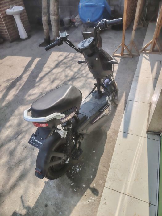 bonvi skuter deyarli yangi