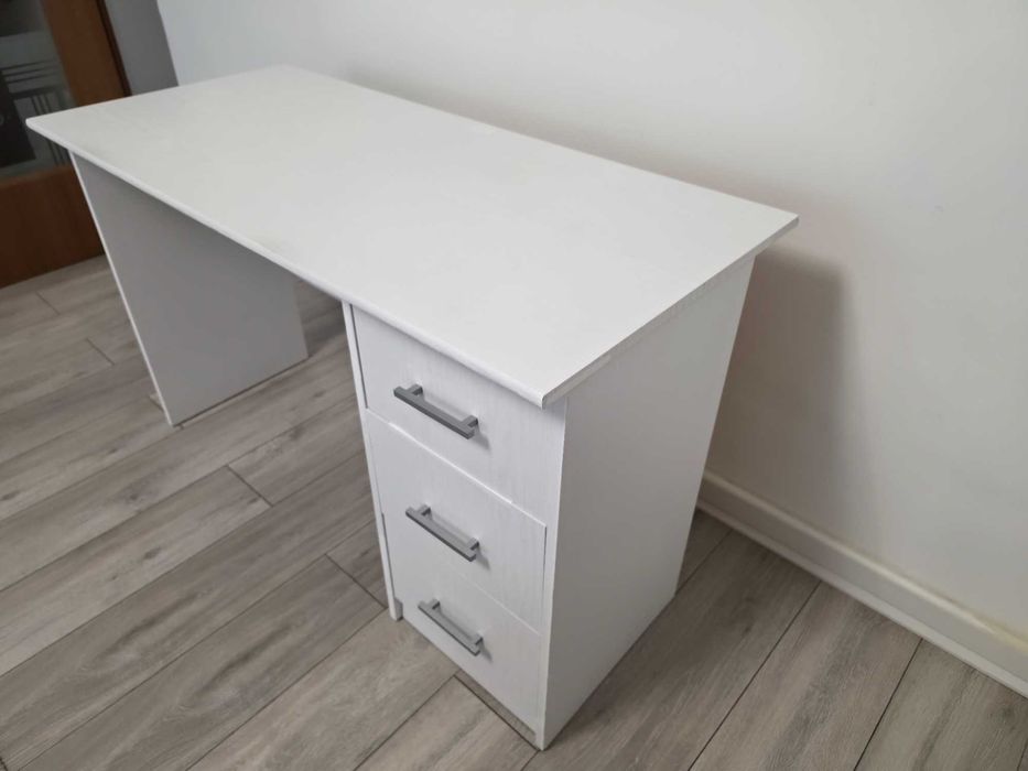 Birou reconditionat alb cu 3 sertare | Stare bună | 122x55x75 cm | Ideal pentru birou sau cameră