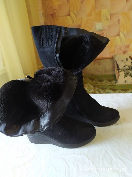 Сапоги женские разные.