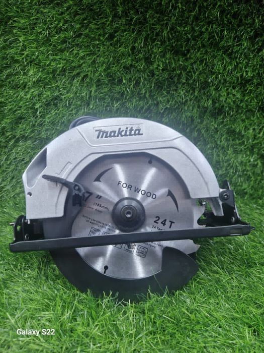 Циркулярная пила. Пчелка. Пила по дереву. Дисковая пила.