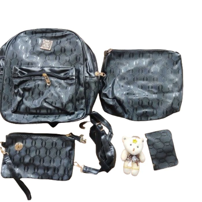 Комплект раница и 3 чантички / Цвят: Черен