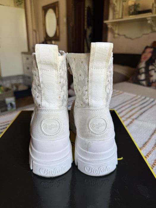 Ghete buffalo floricele albe 36