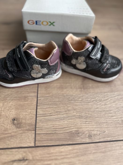 Детски маратонки за момиче Geox и детски сандали за момиче Okaidi