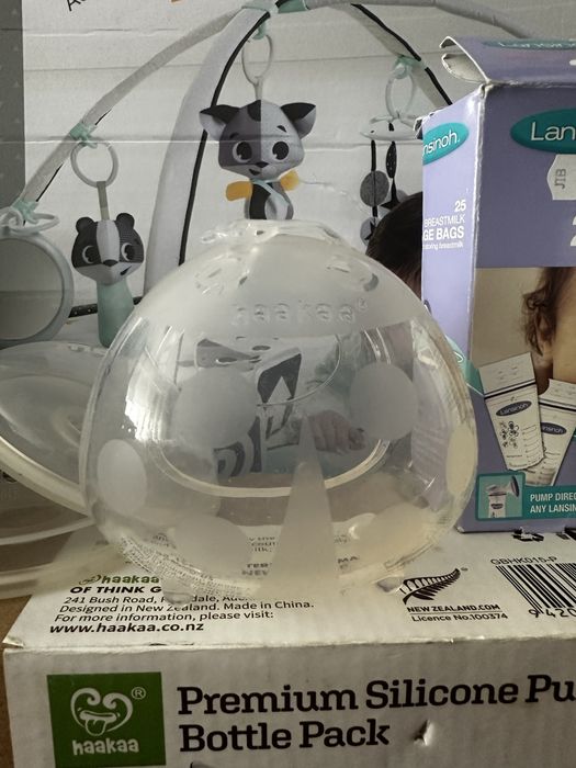Бебешки принадлежности помпа за кърма Medela MomCozy, раница Ergobaby , стерилизатор Philips Avent , везна , гимнастика Tiny Love , шишета Haakaa
